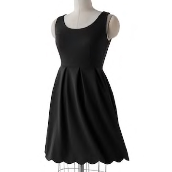 Elle Dresses & Skirts - 🎉HP🎉 ELLE Scalloped Ponte Dress